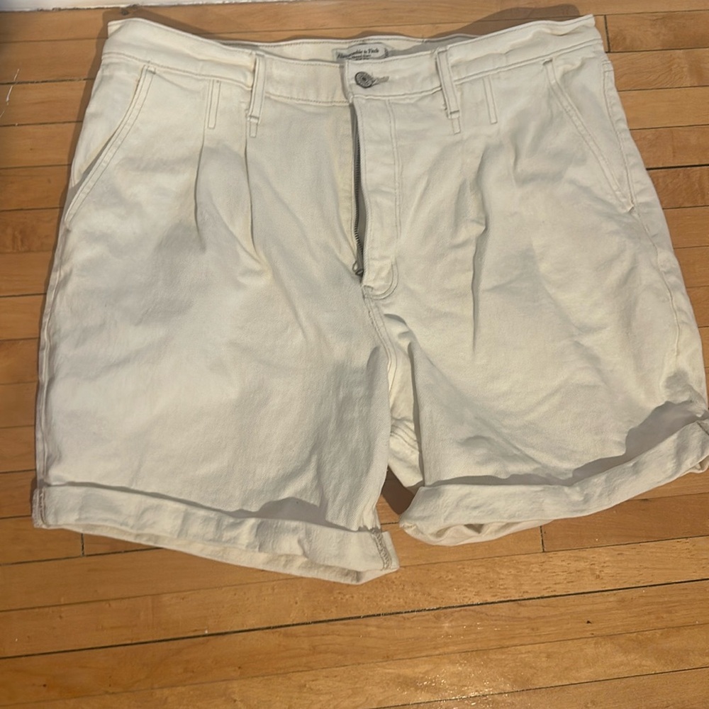 Abercrombie White ultra high rise pleated short